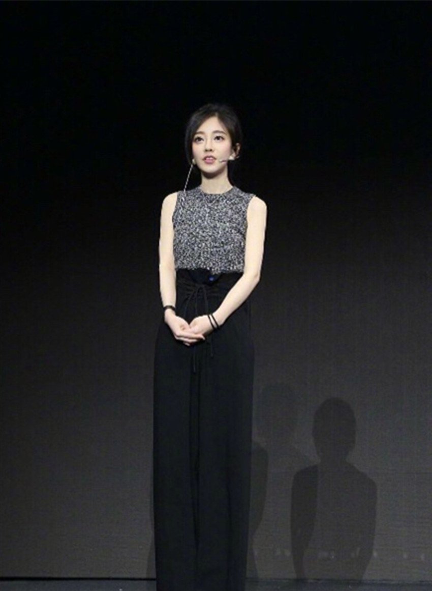 冯提莫为了火也是拼了，身穿牛仔裤勒出尴尬三角区，网友：真会穿