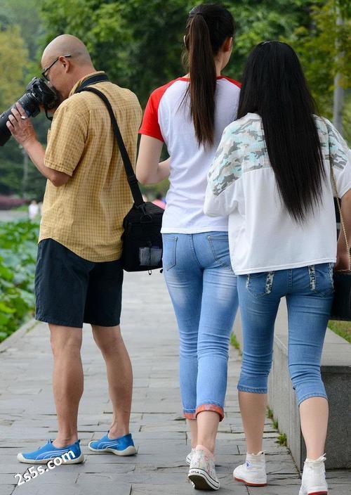 路人街拍：漂亮的小姐姐，吊带装秀出白皙皮肤，肩头纹身很恐怖