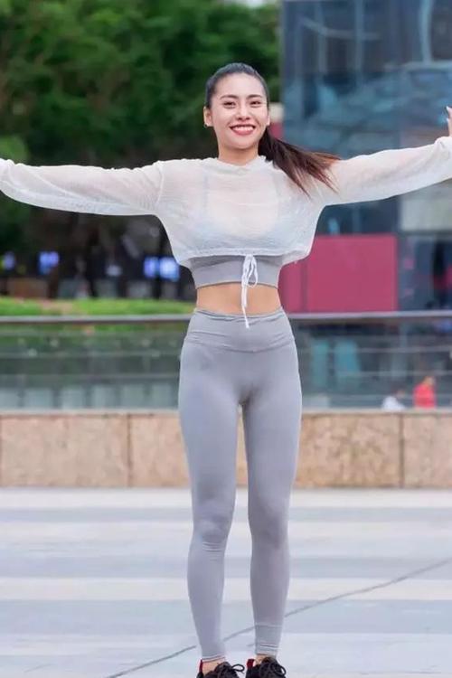 紧身打底裤:透露着成熟女性性感妩媚,修身又显气质!