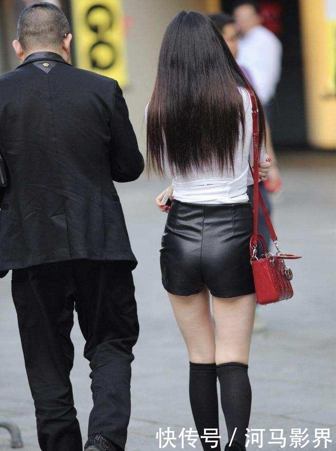 美女■美女穿过膝袜搭配包臀裤出街, 旁边的男人是她父亲吗，街拍