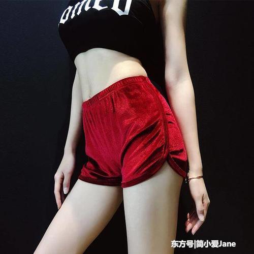 学院风少女紧身热裤，轻松勾勒出迷人的腰线