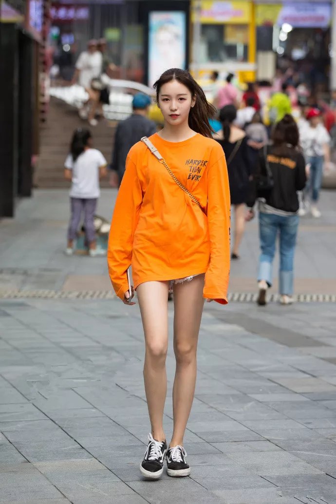 ?路人街拍，身材丰满的小姐姐穿紧身衣搭配牛仔热裤，大长腿抢镜