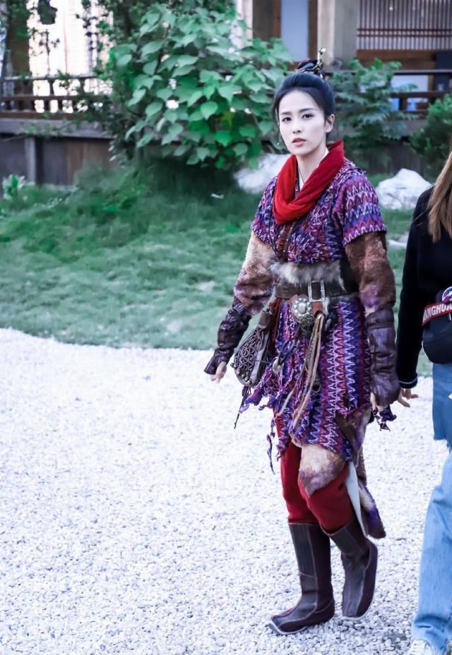  『于正』她22岁成杨蓉同企业小师妹，今穿一袭绒毛戎装，束发更显秀气