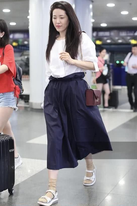 曾黎一改女神的形象放飞自我，脚下有亮点!这鞋子只有你敢穿了!