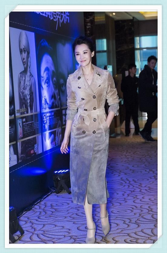 许晴脚踩“阴阳鞋”亮瞎你，下衣失踪像少女，网友:欣赏不来!