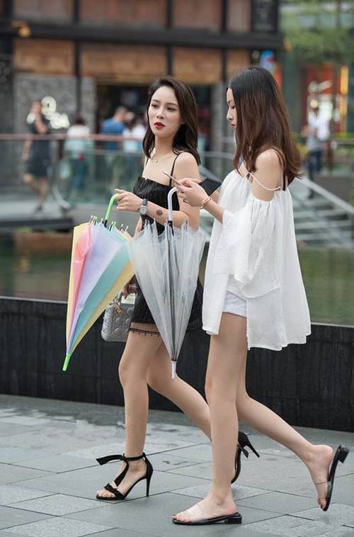 街拍，美女长相靓丽，穿着小清新，气质像小仙女一般令人赏心悦目