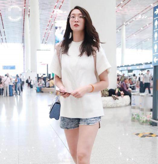 惠若琪真厉害！居然把一条超短裤穿得如此迷人，真不愧是最美女排