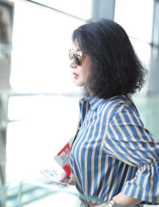 50岁金星真厉害！穿裙子露出小腿“硬块”，黑丝袜衬出力量美！