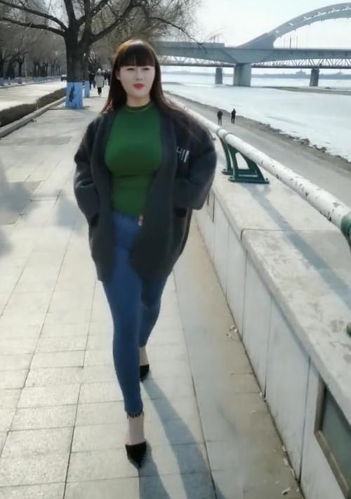 【小姐姐】微胖美女在直播界走红,户外穿搭休闲,美得高雅!