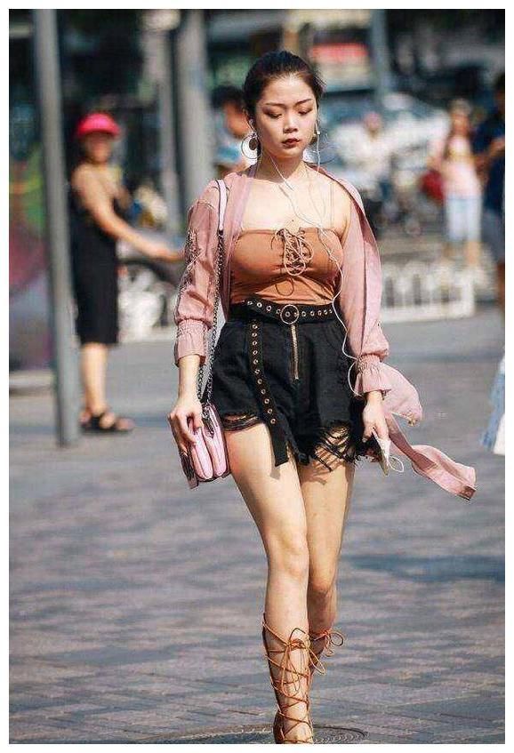 街拍:图二穿“喇叭裤”,彰显小蛮腰,散发出女神气息!