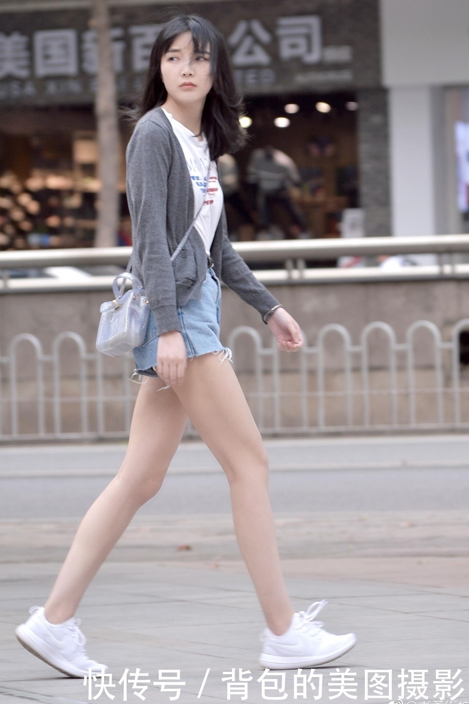 路人街拍，这件浅蓝色的牛仔热裤穿在小姐姐的身上是非常显气质