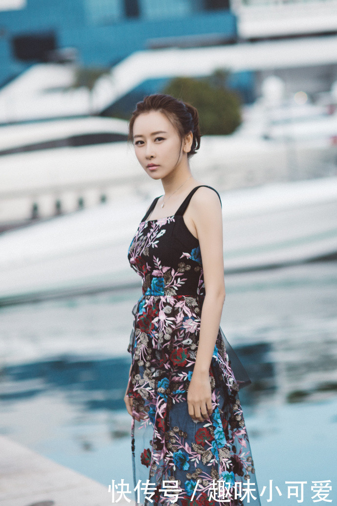 毛俊杰真敢穿，绣花裙下方穿牛仔裤居然不丑，网友：这身材简直了