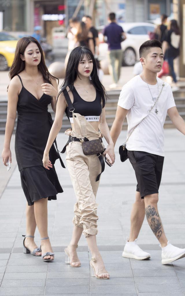 美女街拍：独特秀丽国色天香，女神既视感！