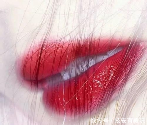「猪圈」女孩有这“3个陋习”?难怪嘴唇越来越厚,不改当心变“猪圈嘴”