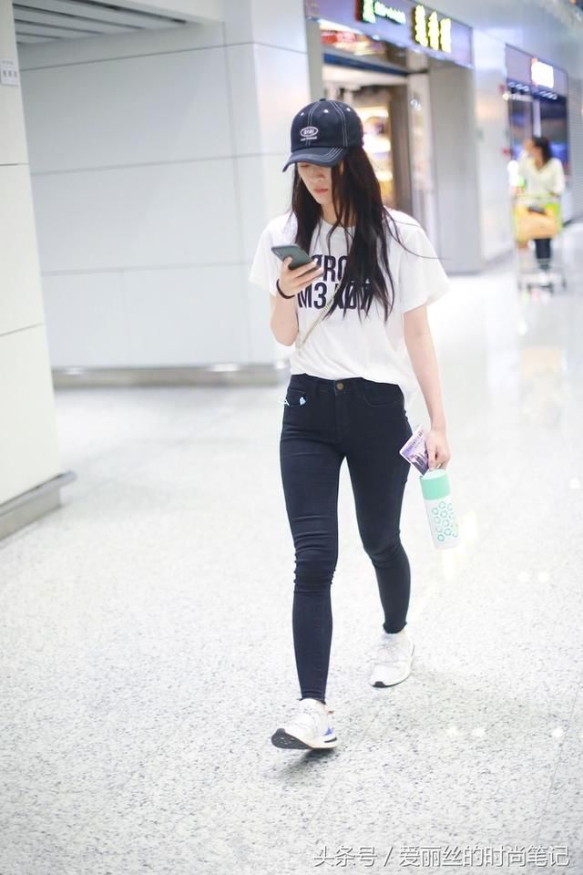 张雪迎现身机场，穿裤子紧到勒出皱褶，网友：衣服塞不进别硬塞