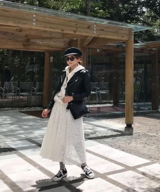  『碎花裙』“毛衣”失宠了？2020就要穿着4件薄外套＋裙子搭配！好看＋气质！