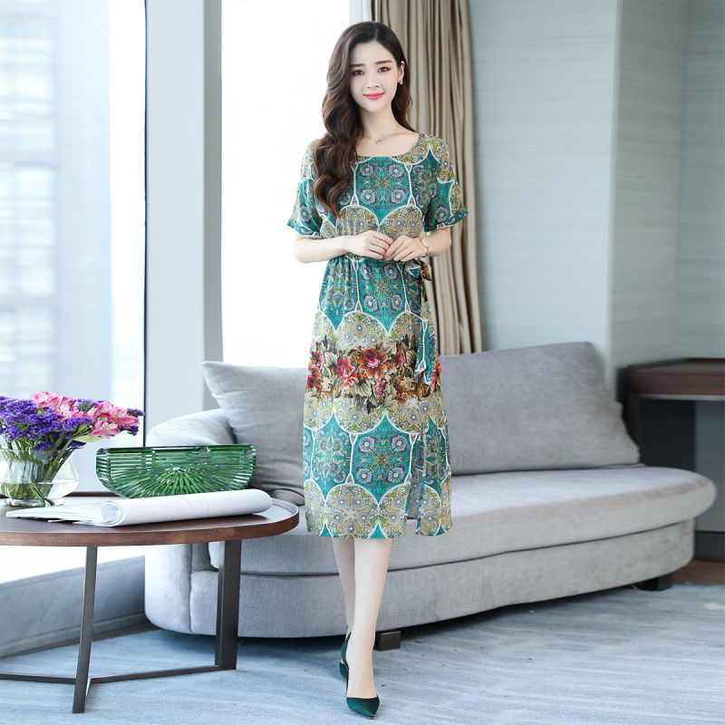 35岁老婆穿真丝裙+高跟鞋，显白嫩像18岁少女，女人味十足