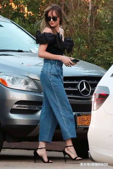 达妹街拍照曝光，穿运动健美裤秀出好身材，这腿看上去有点长啊!