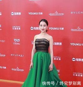 马苏穿长裙与“她”撞衫，拼尽性感与妩媚，网友身材气质却全输