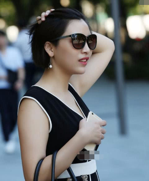 气质小姐姐V领穿搭身材窈窕，黑白裙子飘逸灵动，三分是身材，七