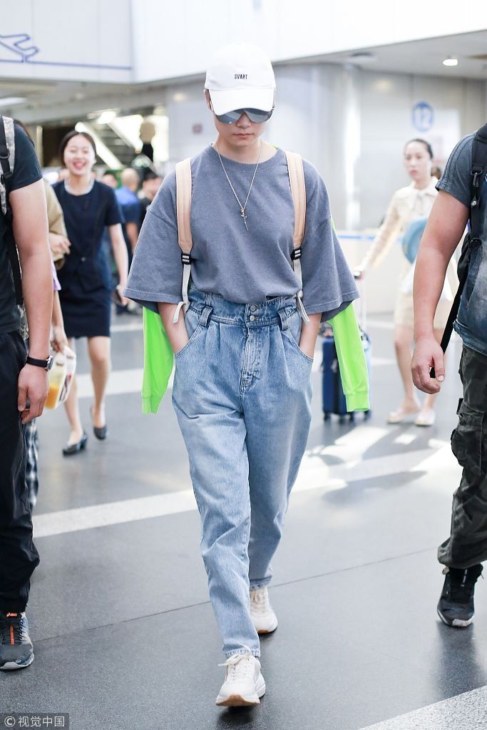 春哥威武！李宇春背双肩包扮嫩酷到没朋友  手插裤袋漠视镜头一脸