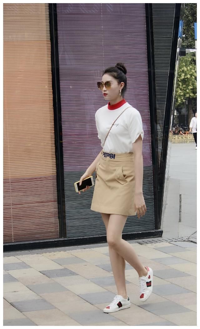 北京街拍：三里屯的这些女孩很会穿衣搭配，简单的穿搭好看又吸睛