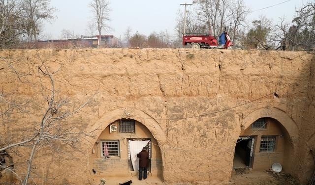 农村8旬老人独守200年土窑洞,一辈子烟不离手,看他活成啥样子