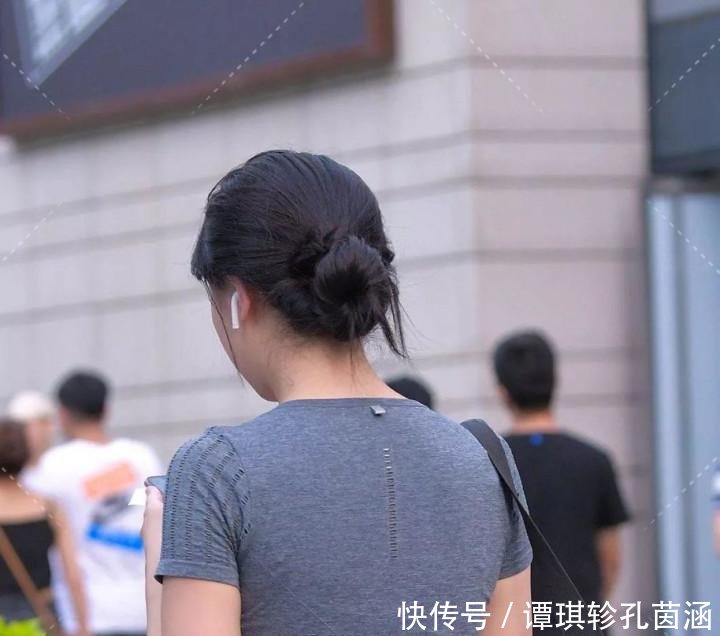 气质■好身材搭配紧身训练服,漫步街头气质十足