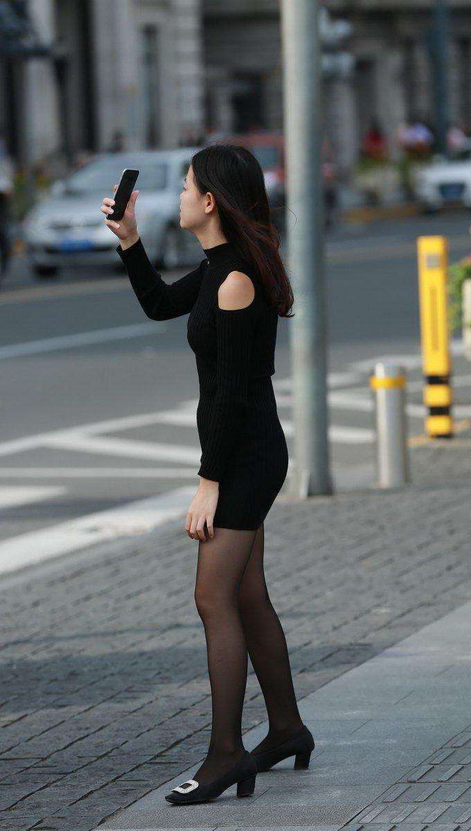 学院东街街拍: 黑丝袜美眉, 露香肩黑色包臀裙包裹出紧致的身材