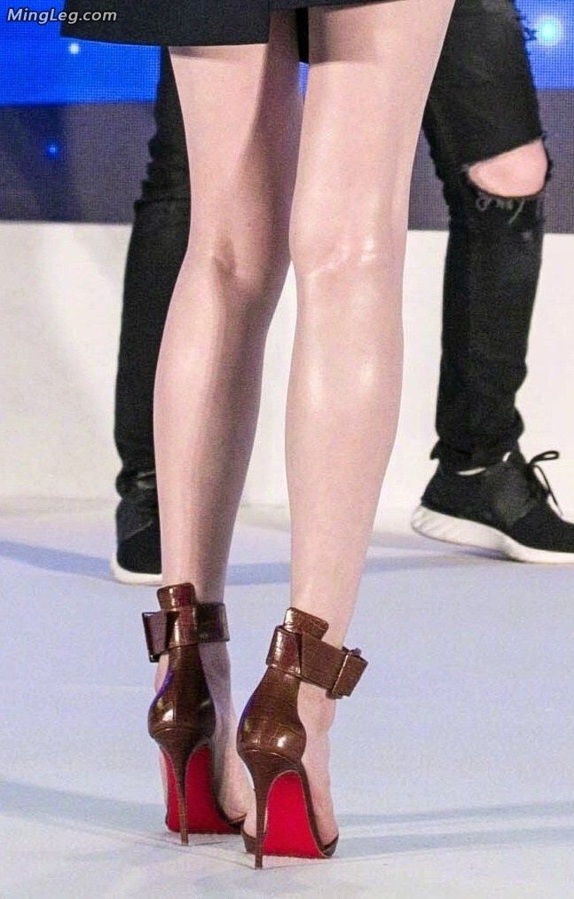 唐嫣出席某宣传活动,这双腿才真正叫做白的发光 高跟鞋性感漂亮