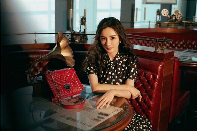 杨幂终于不再硬凹，两件针织衫穿出清新温婉风，机场照美出新高度