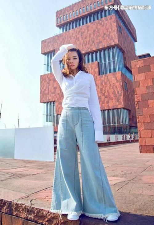 张靓颖真敢穿！竟然穿两条裙子登台献唱，网友：一般人这样穿丑哭