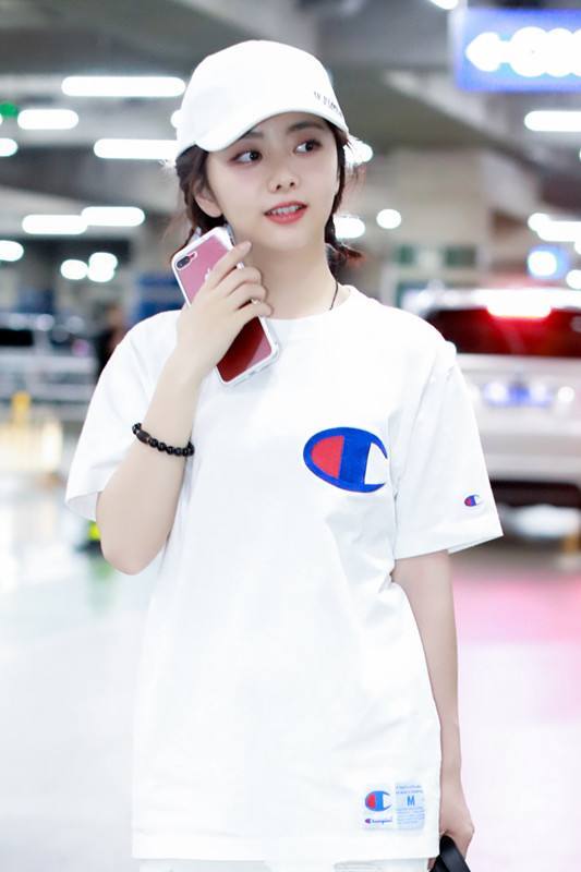 看了31岁江疏影穿短裤，再看看28岁谭松韵，网友：一个比一个嫩