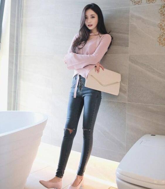 清纯漂亮的牛仔裤美女，展现甜美气质，回头率百分百！