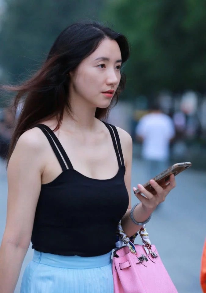 气质小姐姐双肩吊带显露白皙上围，飘飘长裙有种仙子临凡的感觉