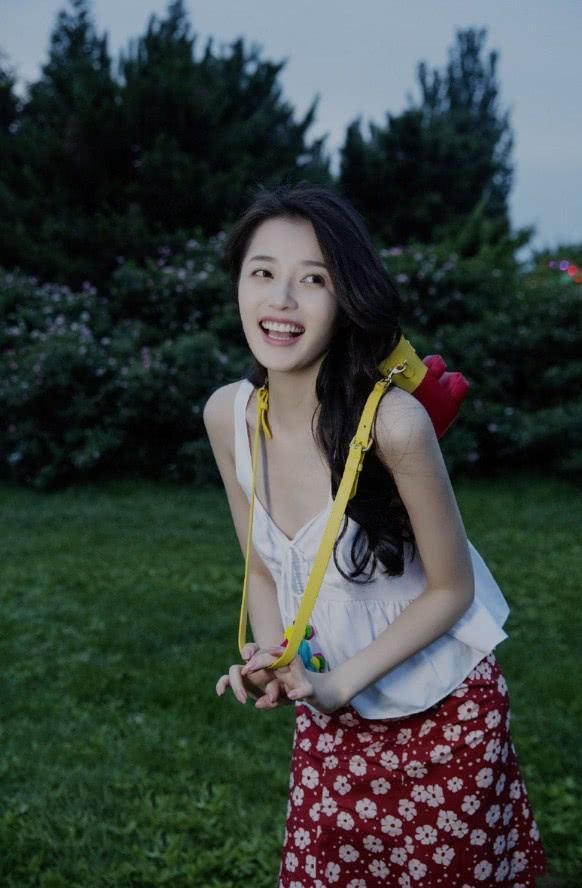 王秀竹的身材真是绝了，穿高开叉裙秀长腿无所畏惧，赶紧学学!