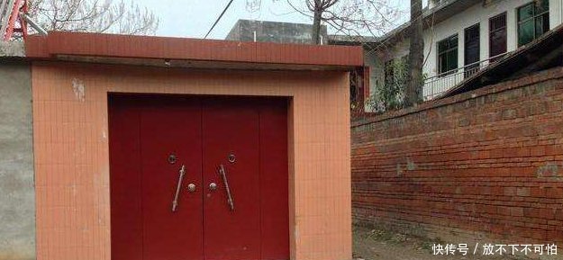 现代农村的高楼大厦, 却变成的空无一人