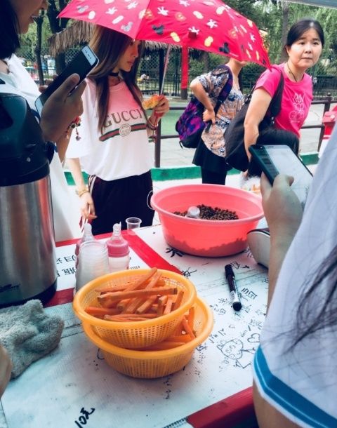 李小璐带女儿甜馨逛街吃饭,贾乃亮不在场惹争