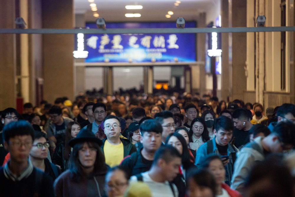  「返程」北京站持续迎返程高峰 旅客排队进入地铁