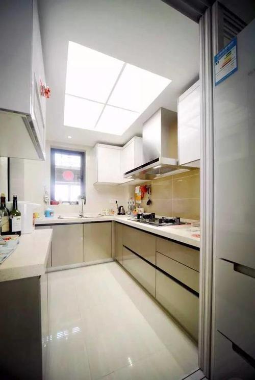 95㎡温馨甜蜜婚房，头次见餐厅里装电视，效果备受欢迎！