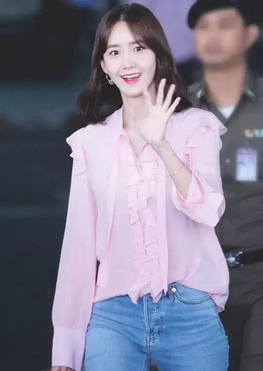 林允儿是认真的？穿牛仔裤搭白短靴，这下半身看着就尴尬！