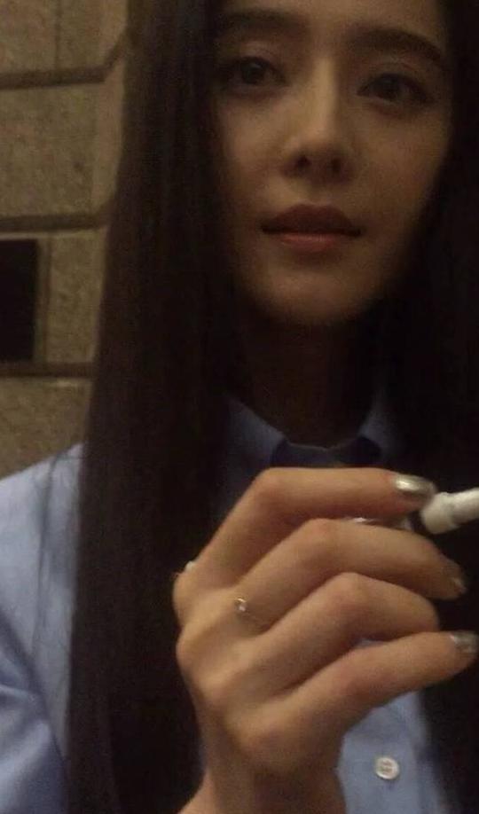 粉丝假装地下车库偶遇范冰冰，回应李晨片场关系暧昧，但并未分手