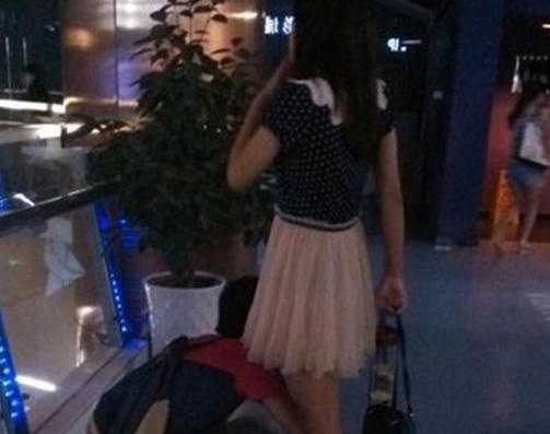 印度姐妹来中国旅游，街上看到这一景象，直言：还得回国一趟！