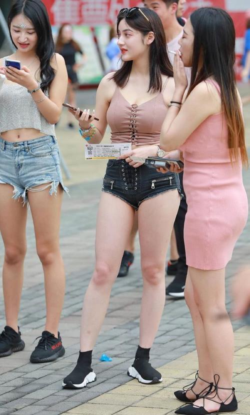 新疆妹子颜值高身材还棒, 她邀请你到家做客, 你愿意吗