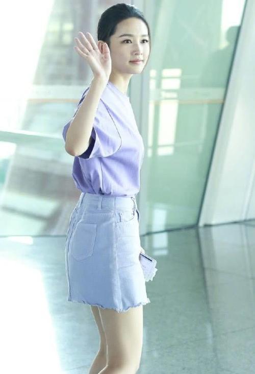 谁教李沁这么穿的？硬把170大长腿穿成150小短腿，不忍直视