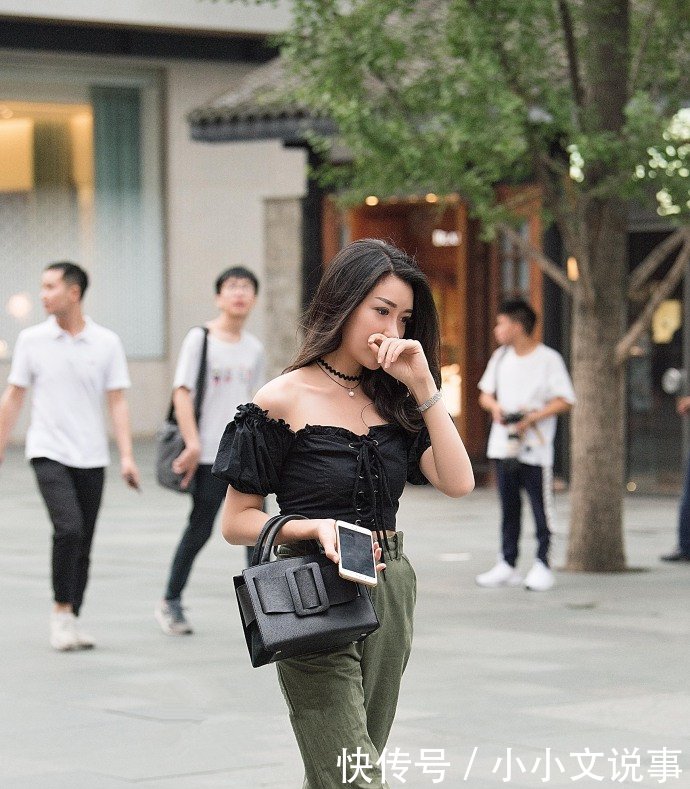 街拍，小姐姐身材高挑，穿露肩连衣裙，皮肤白皙，大长腿抢镜！