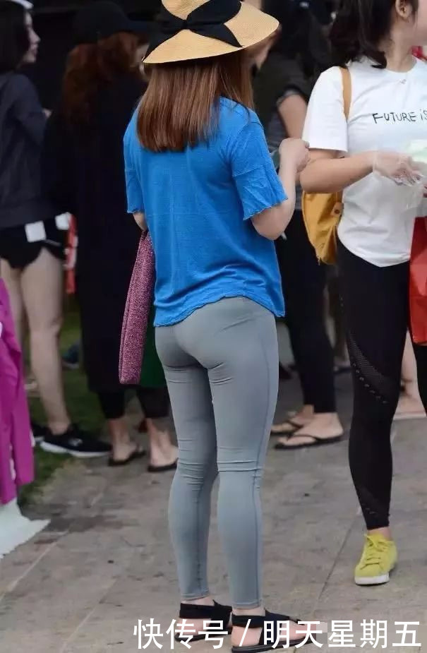 在逛美食城的紧身裤美女