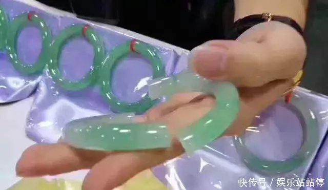朋友圈疯传3000万元满绿手镯摔碎事件，网友质疑真实还是炒作…