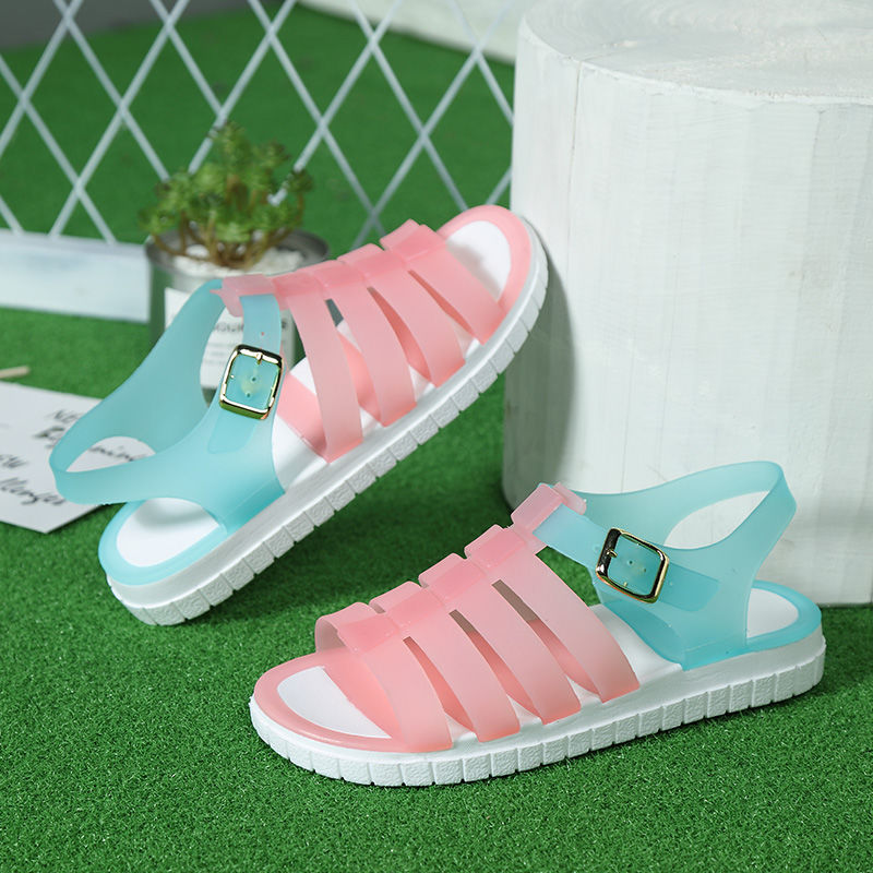 还穿什么高跟鞋!当夏主流“软飘鞋”，舒适透气不累脚，嫩且年轻