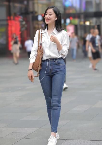  小姐姐|简单百搭的牛仔裤搭配白衣衬衫, 让你变得休闲靓丽